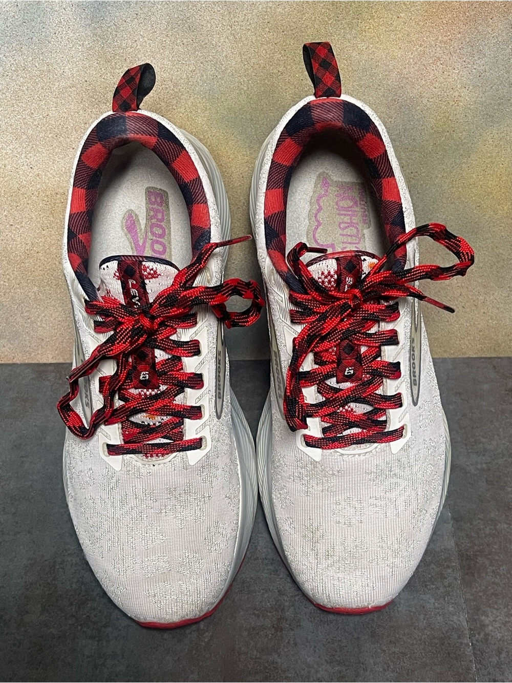 Brooks Levitate 6 Christmas Run Merry Women’s Running Shoes White/Red Size 8.5B - Picture 9 of 16